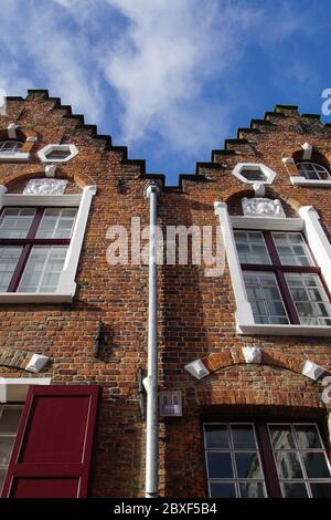 Niedriger Winkel Blick auf ein Haus mit einem Stufendach in Brügge Altstadt Stockfoto