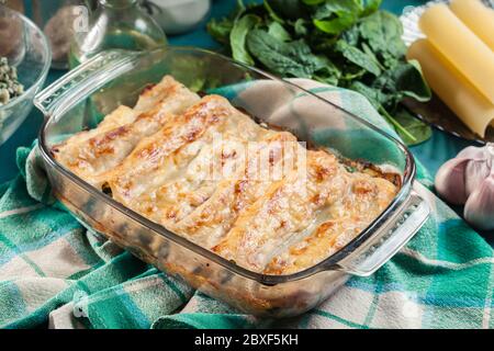 Cannelloni Pasta gefüllt mit Spinat in einer Auflaufform. Italienische Küche Stockfoto