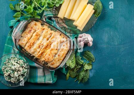 Cannelloni Pasta gefüllt mit Spinat in einer Auflaufform. Italienische Küche. Draufsicht Stockfoto