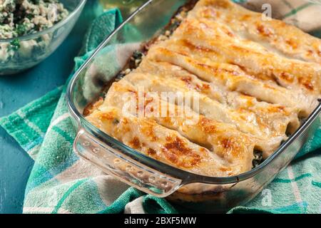 Cannelloni Pasta gefüllt mit Spinat in einer Auflaufform. Italienische Küche Stockfoto