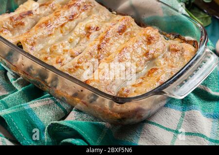 Cannelloni Pasta gefüllt mit Spinat in einer Auflaufform. Italienische Küche Stockfoto