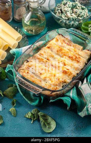 Cannelloni Pasta gefüllt mit Spinat in einer Auflaufform. Italienische Küche Stockfoto