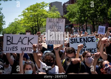 Chicago, USA. Juni 2020. Demonstranten halten während eines Protestes gegen den Tod von George Floyd in Chicago, USA, am 6. Juni 2020, Zeichen auf. Schätzungsweise 20,000 Demonstranten kamen am Samstag zum sogenannten 'Chicago March of Justice' in Chicago, um Gerechtigkeit für George Floyd zu fordern. Kredit: Chris Dilts/Xinhua/Alamy Live News Stockfoto