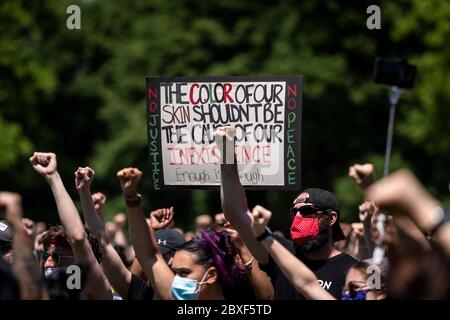 Chicago, USA. Juni 2020. Demonstranten halten die Fäuste während eines Protestes über den Tod von George Floyd in Chicago, USA, 6. Juni 2020. Schätzungsweise 20,000 Demonstranten kamen am Samstag zum sogenannten 'Chicago March of Justice' in Chicago, um Gerechtigkeit für George Floyd zu fordern. Kredit: Chris Dilts/Xinhua/Alamy Live News Stockfoto