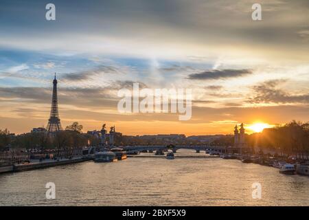 Paris Frankreich Sonnenuntergang Skyline der Stadt an der seine mit Pont Alexandre III Brücke und Eiffelturm Stockfoto