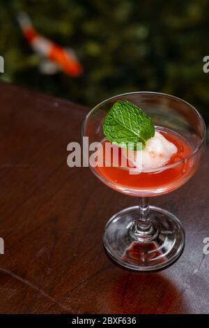 Begrüßungsgetränk mit rotem Mocktail auf Holztisch Stockfoto