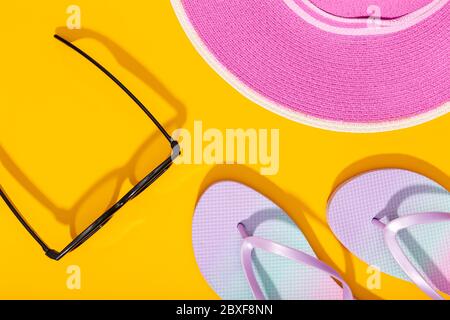 Flache Lay Zusammensetzung mit Sommerurlaub Accessoires auf gelbem Hintergrund. Sommer Hintergrund Draufsicht Stockfoto