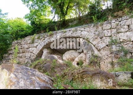 Archäologische Brücke in der Valnerina entlang des schwarzen Flusses gefunden Stockfoto