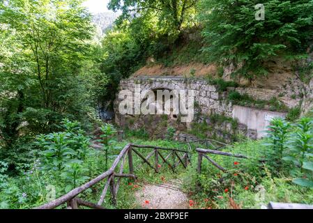 Archäologische Brücke in der Valnerina entlang des schwarzen Flusses gefunden Stockfoto