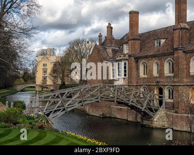 CAMBRIDGE, Großbritannien: Mathematical Bridge over the River Cam am Queens' College Stockfoto