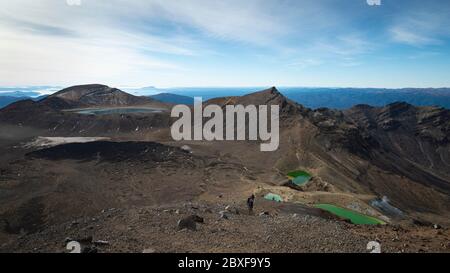 Panoramablick auf Emerald Lakes und Blue Lake vom Red Crater auf dem Tongariro Alpine Crossing in Neuseeland Stockfoto