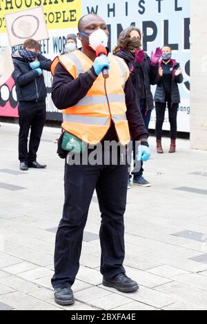 Bangor, Gwynedd, N Wales, Großbritannien. Black Lives Matter Demonstration mit sozial weit entfernten Demonstranten während der Pandemie von Covid 19 Stockfoto