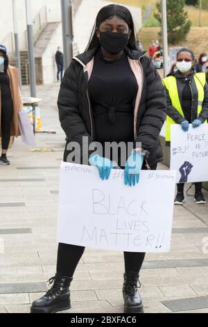 Bangor, Gwynedd, N Wales, Großbritannien. Black Lives Matter Demonstration mit sozial weit entfernten Demonstranten während der Pandemie von Covid 19 Stockfoto