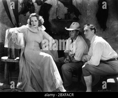 MARLENE DIETRICH Regisseur RICHARD BOLESLAWSKI und BASIL RATHBONE am Set offen während der Dreharbeiten zum GARTEN ALLAHS 1936 Roman Robert Hichens Musik Max Steiner Produzent David O. Selznick Selznick International Pictures / United Artists Stockfoto