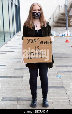 Bangor, Gwynedd, N Wales, Großbritannien. Black Lives Matter Demonstration mit sozial weit entfernten Demonstranten während der Pandemie von Covid 19 Stockfoto