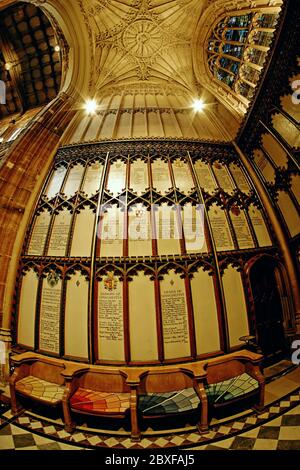 Der kunstvoll dekorierte Westturm der Manchester Cathedral mit Buntglasfenster und gewölbter Decke. Listen der ehemaligen wichtigen Würdenträger von Manchester Stockfoto