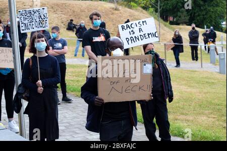 Bangor, Gwynedd, N Wales, Großbritannien. Black Lives Matter Demonstration mit sozial weit entfernten Demonstranten während der Pandemie von Covid 19 Stockfoto
