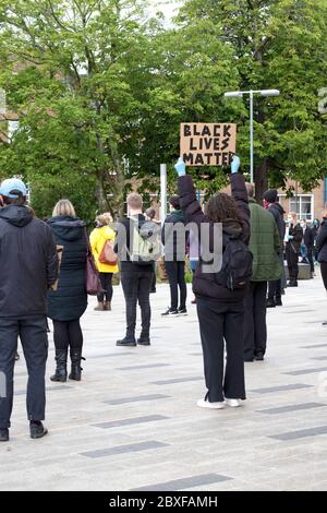 Bangor, Gwynedd, N Wales, Großbritannien. Black Lives Matter Demonstration mit sozial weit entfernten Demonstranten während der Pandemie von Covid 19 Stockfoto