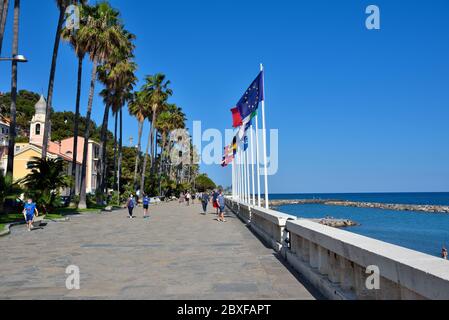 Menschen gehen mit Antivirus-Masken auf der Uferpromenade während Phase 2 des Covid19 Mai 30 August 2020 Imperia Italien Stockfoto