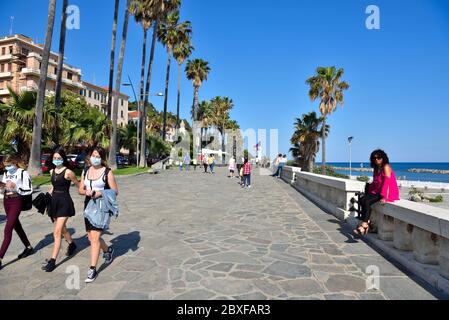 Menschen gehen mit Antivirus-Masken auf der Uferpromenade während Phase 2 des Covid19 Mai 30 August 2020 Imperia Italien Stockfoto