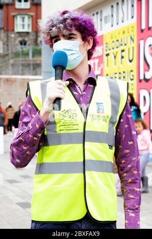 Bangor, Gwynedd, N Wales, Großbritannien. Black Lives Matter Demonstration mit sozial weit entfernten Demonstranten während der Pandemie von Covid 19 Stockfoto