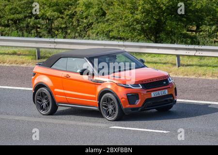 2016 Orange Land Rover R Rover Evoque HSE DYN TD; Fahrzeuge, die auf britischen Straßen fahren, Motoren, Autofahren auf dem M6 Autobahn Cabriolet, Cabriolets, Verdeck, offene, Roadster, Cabriolets, Drop-Tops Stockfoto