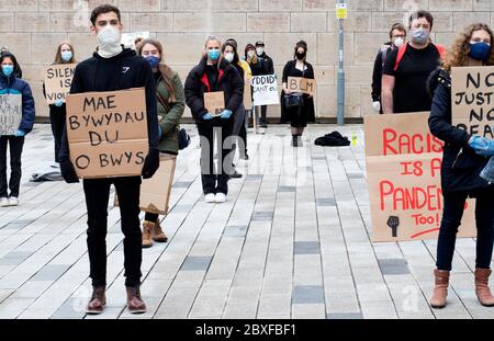 Bangor, Gwynedd, N Wales, Großbritannien. Black Lives Matter Demonstration mit sozial weit entfernten Demonstranten während der Pandemie von Covid 19 Stockfoto