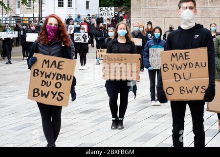 Bangor, Gwynedd, N Wales, Großbritannien. Black Lives Matter Demonstration mit sozial weit entfernten Demonstranten während der Pandemie von Covid 19 Stockfoto