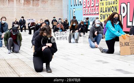 Bangor, Gwynedd, N Wales, Großbritannien. Black Lives Matter Demonstration mit sozial weit entfernten Demonstranten während der Pandemie von Covid 19 Stockfoto