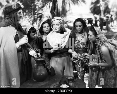 BASIL RATHBONE und MARLENE DIETRICH im GARTEN ALLAHS 1936 Regisseur RICHARD BOLESLAWSKI Roman Robert Hichens Musik Max Steiner Produzent David O. Selznick Selznick International Pictures / United Artists Stockfoto