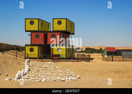 Swakopmund, Namibia - 20. April 2015: Ein modernes, einfaches, mobiles und kompaktes Containerhaus. Das Rahmenhaus ist leuchtend rot und gelb. Stockfoto