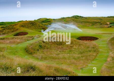 Bewässerungssystem auf dem Golfplatz Stockfoto
