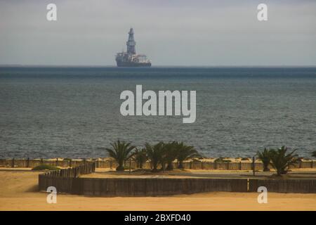 Walvis Bay, Namibia - 25. April 2015: Riesiges Frachtschiff im Atlantik Stockfoto