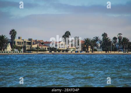 Walvis Bay, Namibia - 25. April 2015: Blick auf die Stadt Walvis Bay vom Atlantik. Palmen, Häuser und Straßen der Stadt. Stockfoto