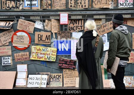 London, Großbritannien. Juni 2020. Schwarze Leben Materie Protest auf dem Parliament Square. Stockfoto