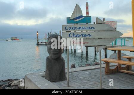 Walvis Bay, Namibia - 25. April 2015: Atlantikküste mit Steg in der Abenddämmerung. Skulptur und Pointer Hotel. Stockfoto