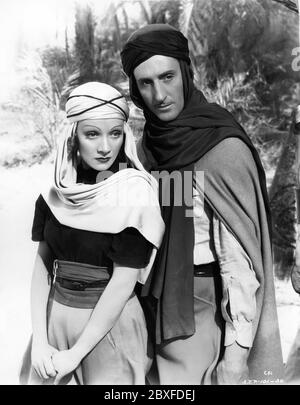 MARLENE DIETRICH und BASIL RATHBONE im GARTEN ALLAHS 1936 Regisseur RICHARD BOLESLAWSKI Roman Robert Hichens Musik Max Steiner Produzent David O. Selznick Selznick International Pictures / United Artists Stockfoto