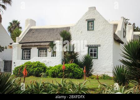 Schönes, weißes, gemütliches Haus im Kolonialstil Deutschlands in der Stadt Walvisbucht, Namibia. Stockfoto