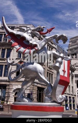 Ein Drache, der einen Schild des Heiligen Georg an einem der Eingänge zur City of London hält. Öffentliches Denkmal auf öffentlichen Display seit über 50 Jahren. Stockfoto