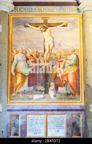 Fresko mit der Darstellung der Kreuzigung in der Basilika Santo Stefano Rotondo al Celio - Rom. Italien Stockfoto