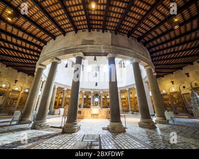 Der zentrale Altar in der Basilika Santo Stefano Rotondo al Celio - Rom. Italien Stockfoto