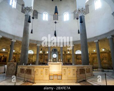 Der zentrale Altar in der Basilika Santo Stefano Rotondo al Celio - Rom. Italien Stockfoto