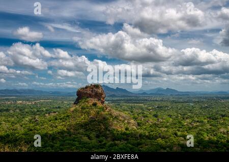 Weit weg von Sigiriya und seinem Löwenkönig Tor können Sie die erstaunliche Aussicht von Pidurangala genießen Stockfoto