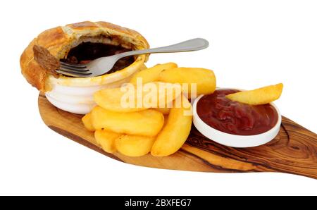 Steak und Ale Pie mit Blätterteig Belag und groben Chips auf einem Olivenholz Servierbrett isoliert auf einem weißen Hintergrund Stockfoto