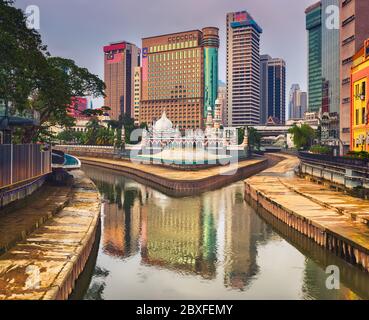 Kuala Lumpur Stadtbild bei Sonnenuntergang, Fluss des Lebens im Vordergrund, Malaysia. Stockfoto