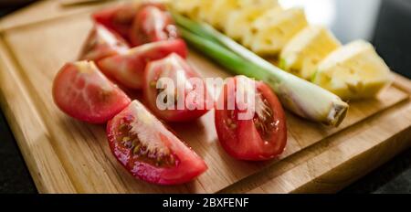 Zutaten Set für süß-saure Sauce. Tomaten, Ananas, Zitronengras und Ingwer Stockfoto