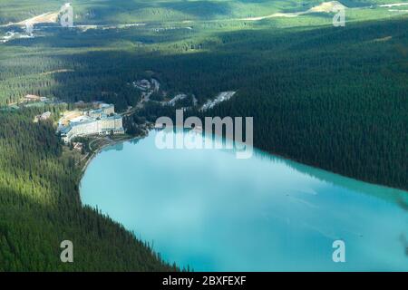 Blick auf Lake Louise und Fairmont Chateau vom Beehive, Banff National Park, Kanada Stockfoto