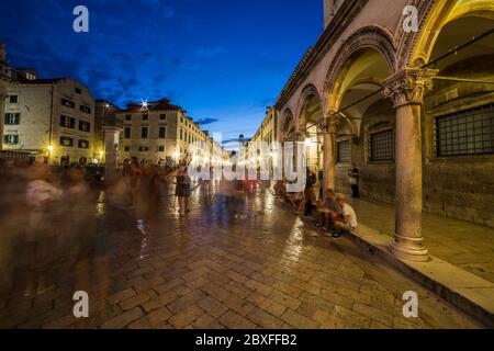 DUBROVNIK, KROATIEN - 11. AUGUST 2016: Blick auf die Straßen von Dubrovnik bei Nacht. Die Unschärfe der Menschen ist zu sehen. Stockfoto