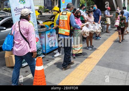 Schlange für freies Essen in der Küche der Food Bank während der Covid Pandemie, Bangkok, Thailand Stockfoto