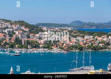 DUBROVNIK, Kroatien - 14. AUGUST 2016: Ein Blick auf die Gebäude im Hafen von Dubrovnik während des Tages im Sommer. Boote können gesehen werden. Stockfoto